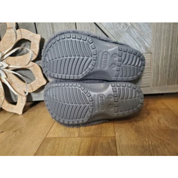 NWOT Crocs Unisex Classic Fuzz Mania Clogs Shoes Gray Womens 7 / Mens 5 - Picture 3 of 5